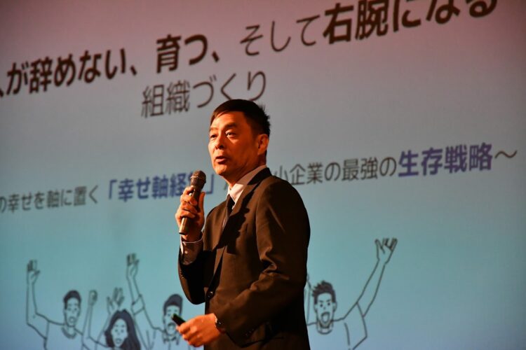 講演中の飯塚輝明